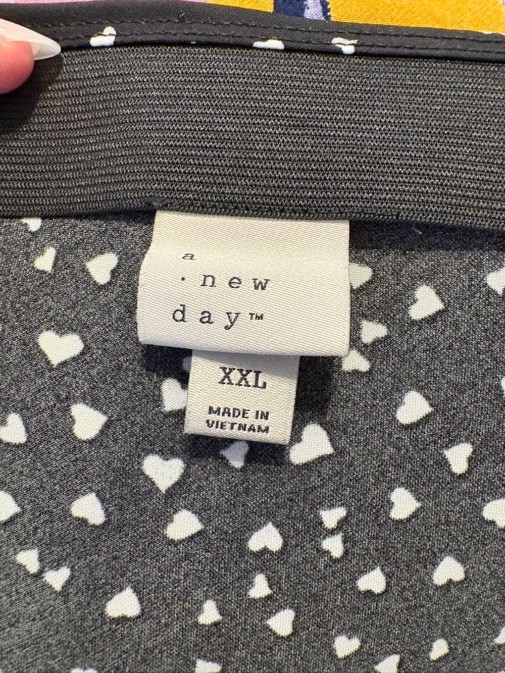 Black & White Heart Patterned Satin-like Skirt - Picture 3 of 3